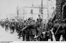 Esesmani z pułku Dirlewangera maszerujący ulicą Chłodną w kierunku Śródmieścia