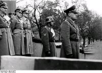Friedrich-Wilhelm Krüger (drugi z lewej) Kraków 1939. Na przedzie Hans Frank