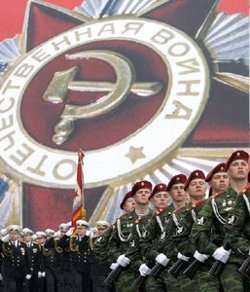 Rosyjscy żołnierze świętują rocznicę zwycięstwa nad nazistami