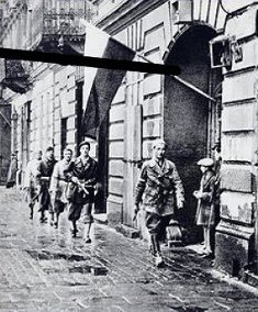 1 sierpnia 1944 godzina „W” (17.00).
Patrol por. „Agatona” z batalionu „Pięść”.