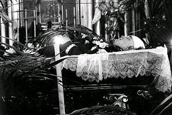 Ciało Bronisława Pierackiego na katafalku podczas uroczystości pogrzebowych 18 czerwca 1934 r.