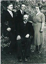 Człowiek, który ukrył Dzwon Marszałka - Mieczysław Jermak (stoi z lewej) z rodziną. Arch.
K.Bielski.