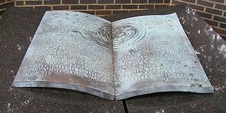 Tablica w Bletchley Park
     odsłonięta w 2002 roku, upamiętniająca pracę Mariana Rejewskieo, Jerzego Różyckiego
     i Henryka Zygalskiego.